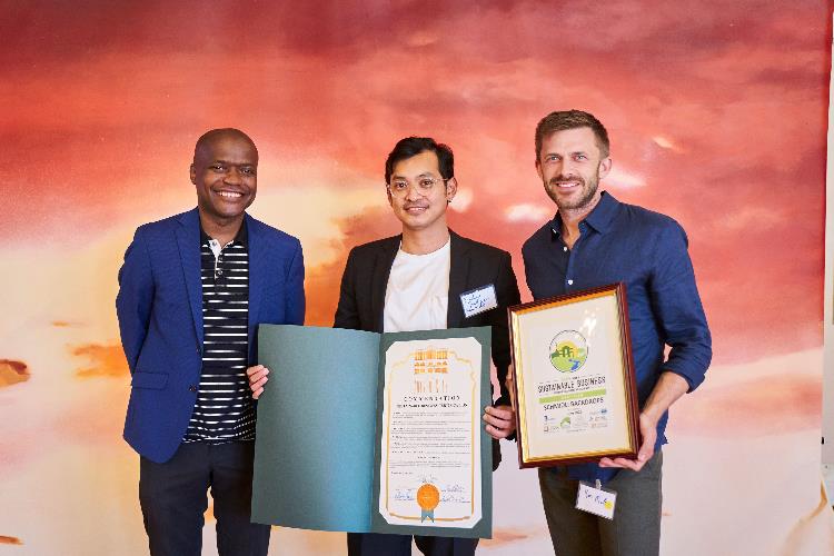 Photograph of Mayor Daniel Lee and representatives from Schmidli Backdrops receiving Sustainable Business Certificate at event June 2022