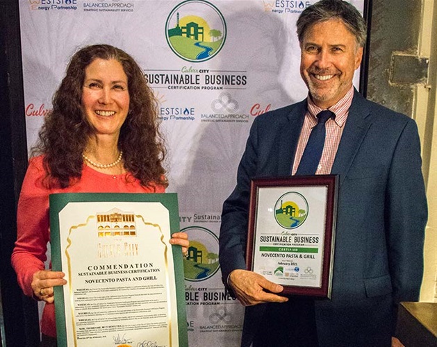 Mayor Jeff Cooper presenting Sustainable Certificate to Novecento Pasta & Grill