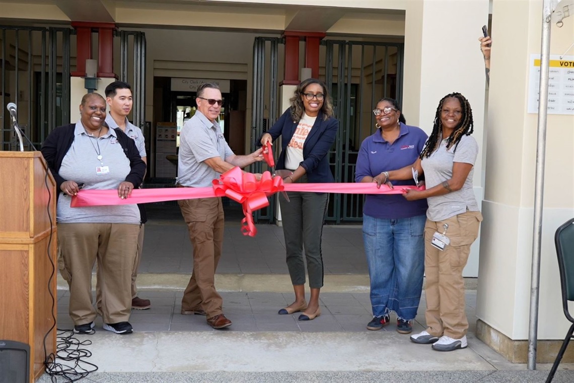 Mobile Crisis Team and Mayor post for photo of ribbon cutting at Wellness Fair