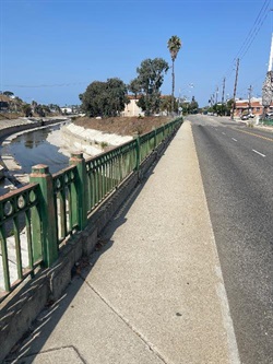 2021 photograph of Higuera St Bridge crossing over Ballona Creek, showing Higuera St street lanes and crosswalk